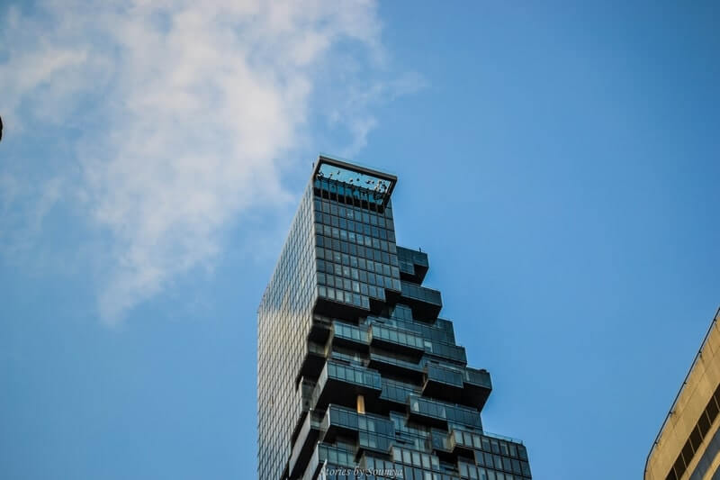 People on the glass at Mahanakhon