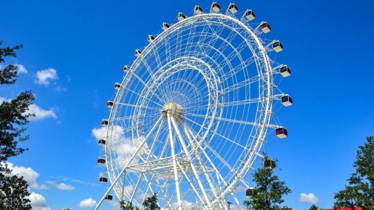 Wondering what to do in Orlando Florida that are not Disney? Looking for fun things to do in Orlando besides theme parks? Here are 21 amazing and unique things to do in Orlando Florida that will not remind you of theme parks at all. #Orlando #Florida