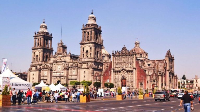 Traveling to Mexico City? Be sure to visit the Historic Center and do these 15 amazing things in Mexico City's Centro Historico. With lots of history, art, and food - Mexico City's Historic Center is truly unmissable. #MexicoCity #Mexico