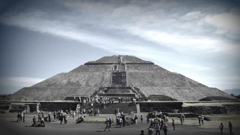 Visiting the Pyramids of Teotihuacan from Mexico City? Grab this ultimate Teotihuacan travel guide that tells you all the amazing things to do in Teotihuacan, best ways to get there from Mexico City, finest Teotihuacan tours to take, and lots of travel tips and tricks to make the most of your Teotihuacan day trip. #Teotihuacan #MexicoCity #Mexico