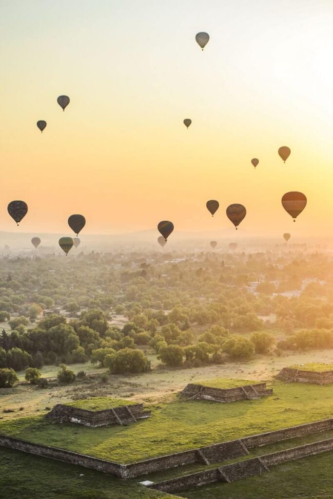 Balloons at the Avenue of Dead - a major fragment of Teotihuacan mystery