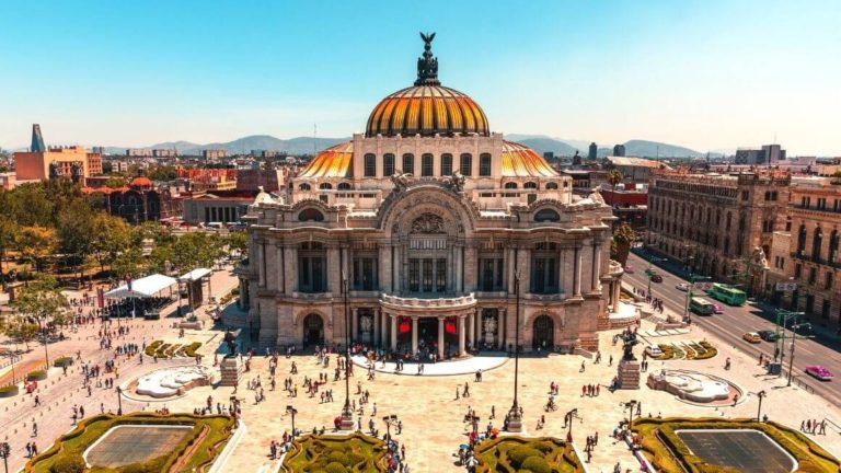 Traveling to Mexico City? Here are the 15 best places to visit in Mexico City that you totally need to have in your Mexico City itinerary. 15 amazing Mexico City landmarks that need to be added to every Mexico City bucket list. #MexicoCity #Mexico