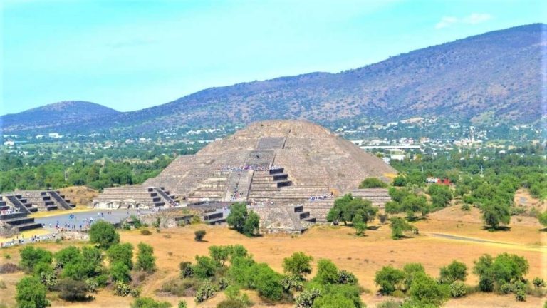 Curious about the ruins of Teotihuacan in Mexico? Looking for interesting Teotihuacan facts? Grab this amazing Teotihuacan fact guide to know the most incredible and mysterious things about Teotihuacan, a UNESCO World Heritage Site. Do not plan your trip before checking out these 10 amazing facts about Teotihuacan pyramids. #Teotihuacan #Mexico