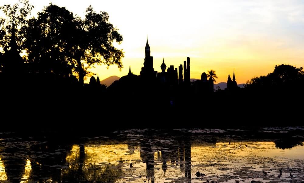 View of Wat Mahathat at dusk