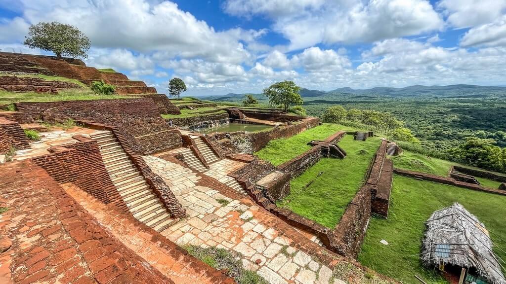 de ruïnes van het rotsfort Sigiriya op de top