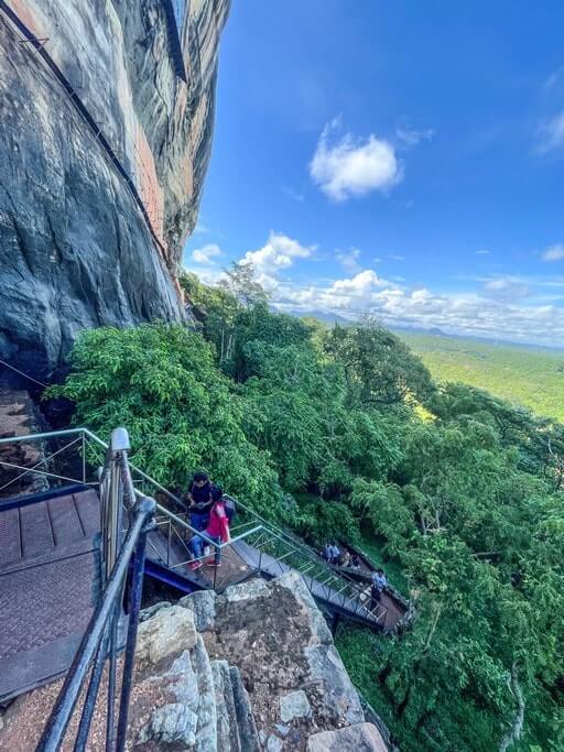 Beklim de Sigiriya-Rots op deze treden