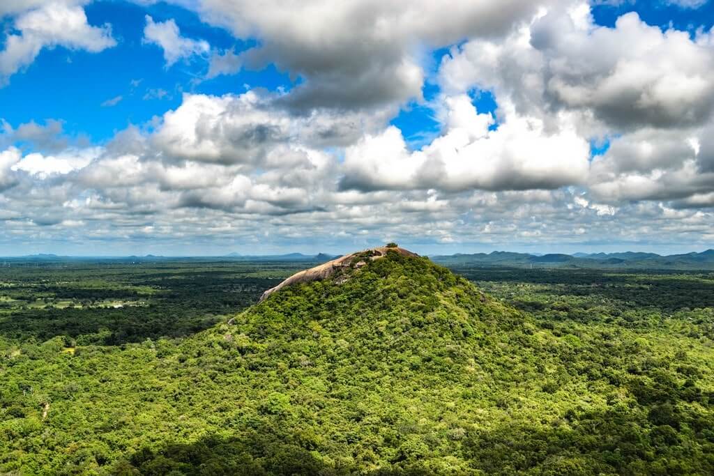 gezicht op Pidurangala Rock vanaf de top van Sigiriya