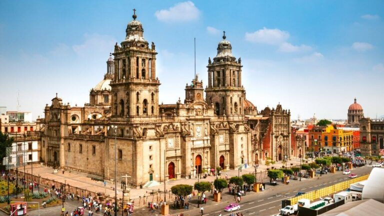 Traveling to Mexico City? Looking for the best Mexico City itinerary? Grab this ultimate 4-day itinerary for Mexico City with the best places to visit, recommended tours, and best places to stay. Plan a memorable Mexico City trip. #MexicoCity #Mexico