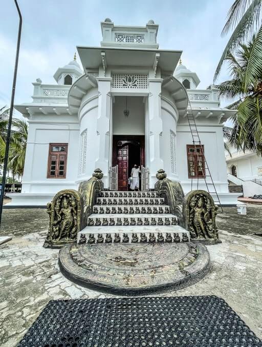 Main shrine of Nagadeepa Purana Vihara