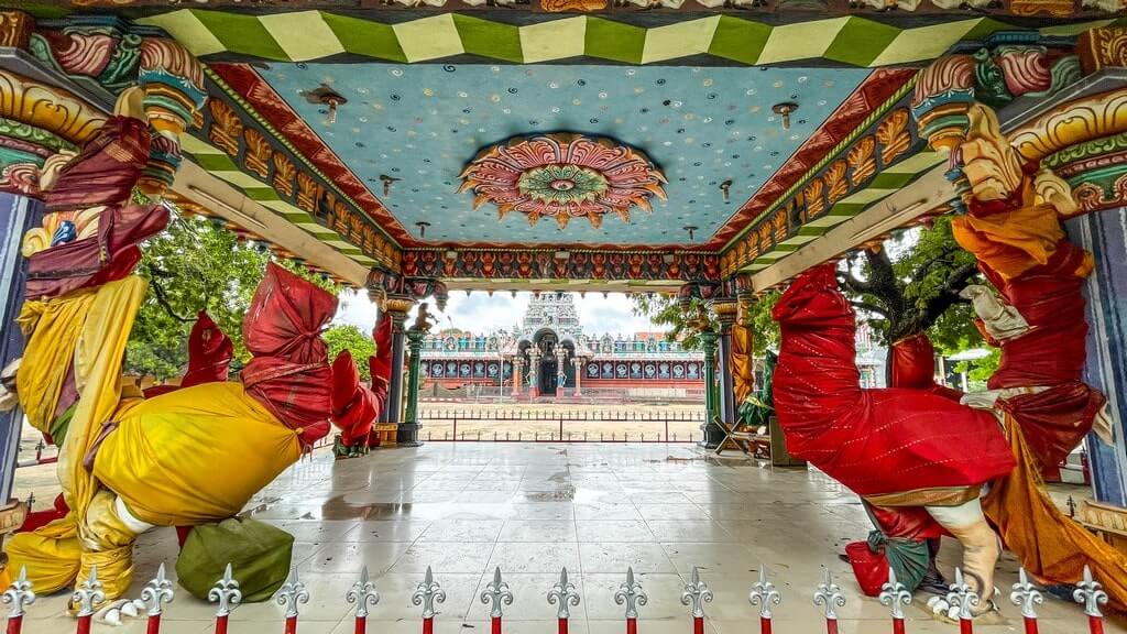 A mandapam at Nagapooshani Amman Temple