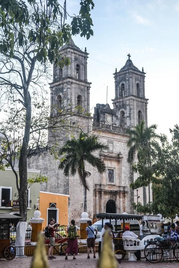 Church of San Servacio and the park in front of it.