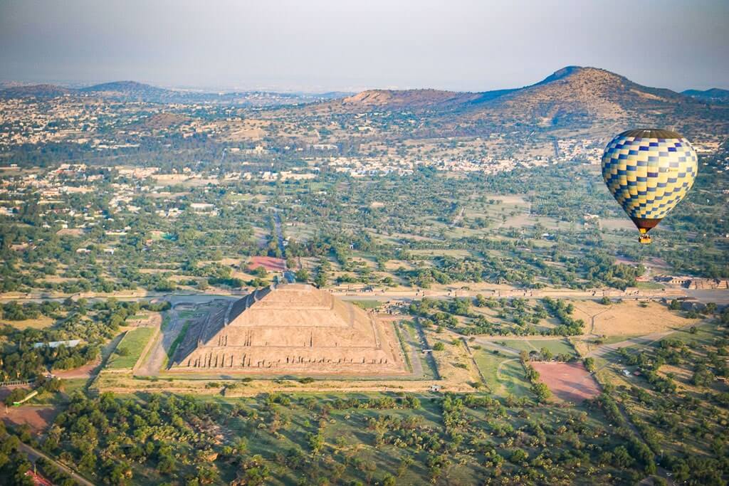 Balloon flying over Pyramid of Sun in Teotihuacan