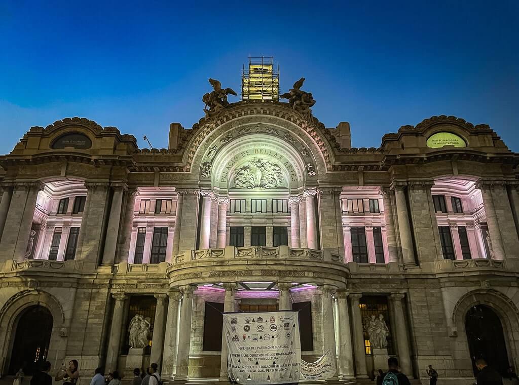 Palacio Bellas Artes at night