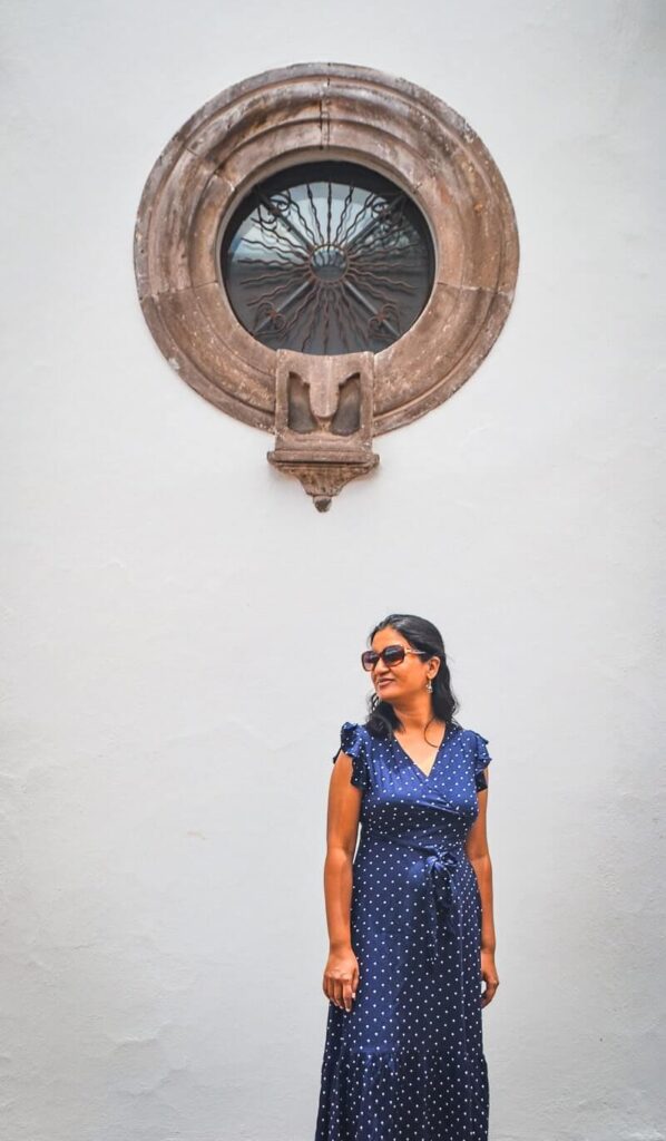 Author infront of a white wall in San Miguel de Allende