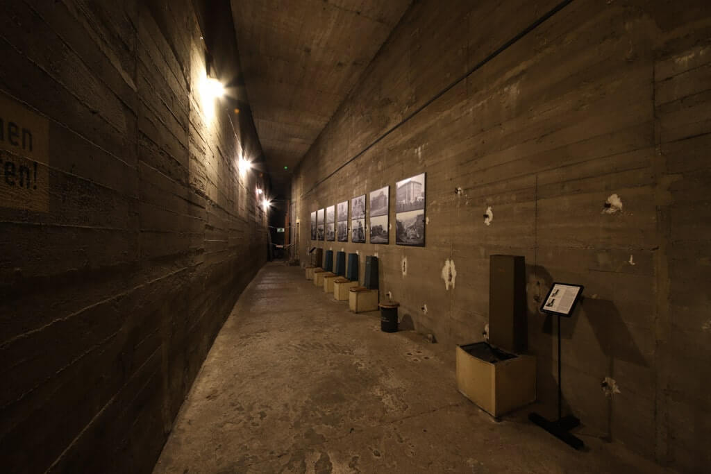 Women's lavatory at at the air-raid shelter at Gesundbrunnen metro station © Berliner Unterwelten e.V. / Holger Happel
